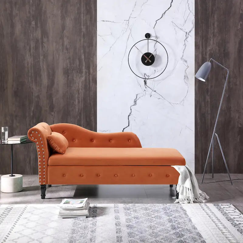 Chaise longue moderne orange en velours avec capitonnage et boutons, pieds en bois massif et rangement