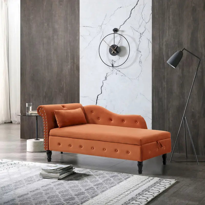 Chaise longue moderne orange en velours avec capitonnage et boutons, pieds en bois massif et rangement