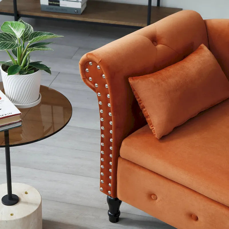 Chaise longue moderne orange en velours avec capitonnage et boutons, pieds en bois massif et rangement